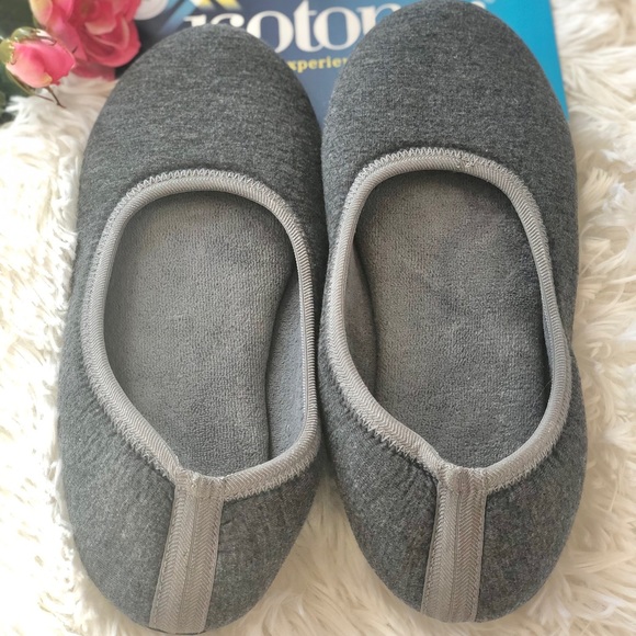 New with tags ISOTONER   360 Memory Foam Slippers - Picture 2 of 5